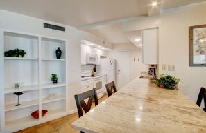 Fridge, microwave, oven, stovetop - El Matador 355 -  FREE TICKETS!! Your stay includes free tickets to many area attractions! (Fort Walton Beach)