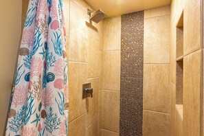 Bañera, secador de pelo y toallas