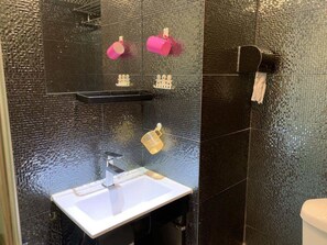 Chambre triple de base | Salle de bain | Douche, douche cascade, articles de toilette (gratuits), pantoufles