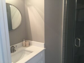 Ensemble baignoire-douche, séchoir à cheveux, serviettes fournies, savon