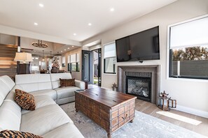 Fernseher, Kamin, Videospiele, DVD-Player