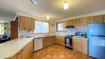 Jääkaappi, mikroaaltouuni, uuni, liesi