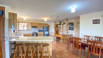 Jääkaappi, mikroaaltouuni, uuni, liesi