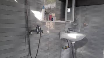 Buồng tắm vòi sen, đồ dùng nhà tắm miễn phí, dép đi trong nhà