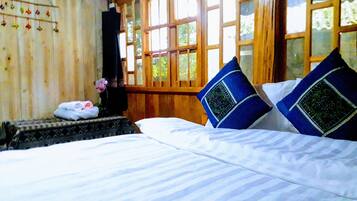 Phòng đôi truyền thống, cạnh núi | Minibar, truy cập Internet không dây miễn phí, bộ trải giường