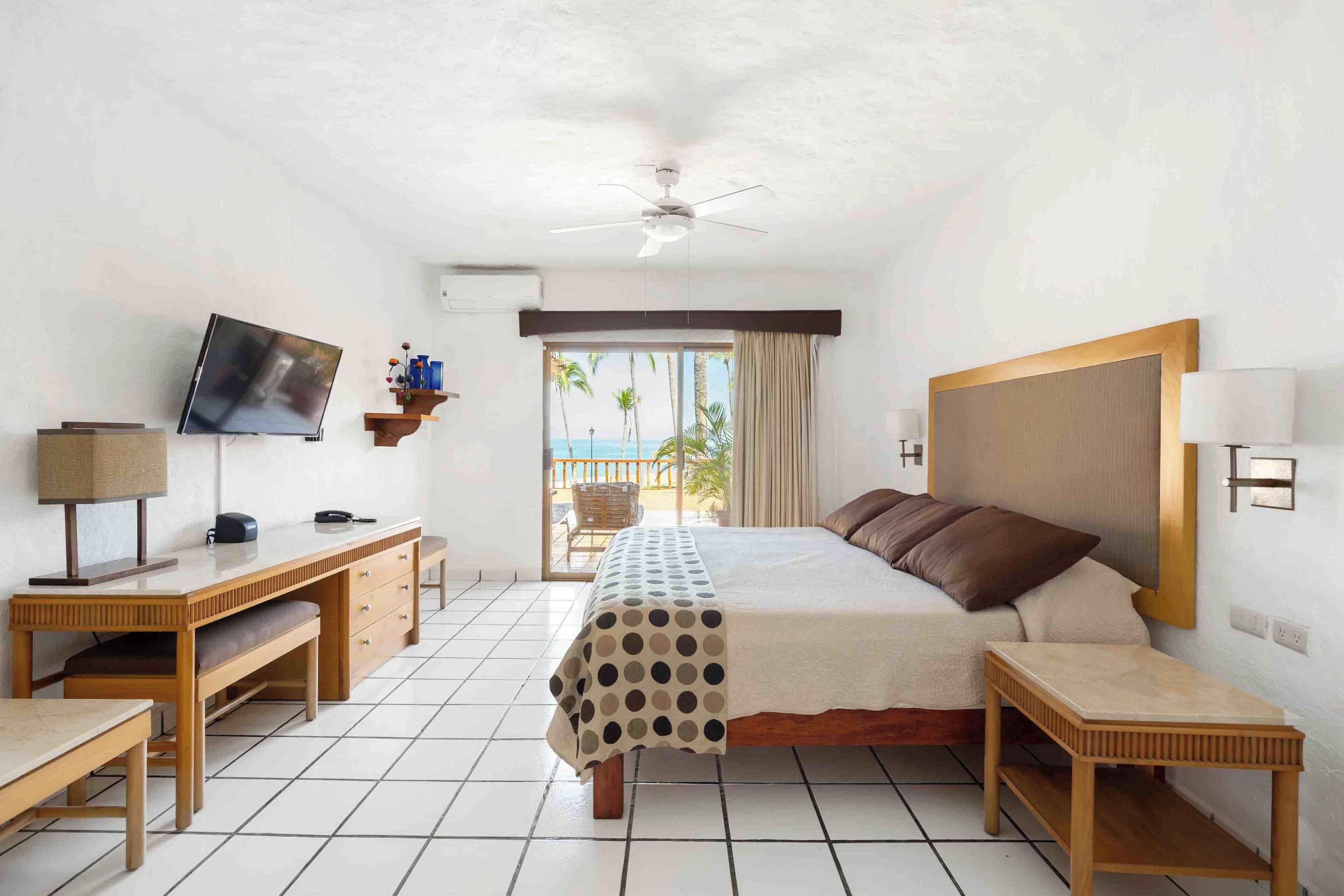 Tabla de planchar con plancha, wifi gratis y ropa de cama 