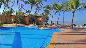 Quarto quádruplo básico | Piscina | 7 piscinas externas, piscina aquecida