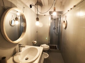 Shower, hair dryer, bidet, towels - HEART OF FLORENCE Boutique Apartment (Firenze)