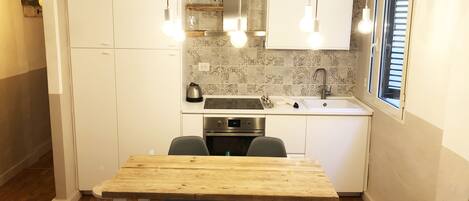 Réfrigérateur, micro-ondes, four, plaque de cuisson