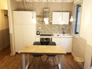 Kühlschrank, Mikrowelle, Ofen, Herdplatte