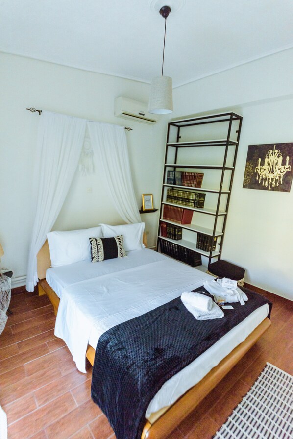 2 bedrooms, desk, soundproofing, iron/ironing board