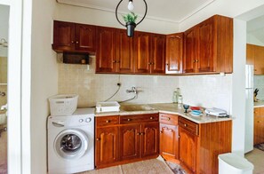 Jääkaappi, mikroaaltouuni, uuni, liesi