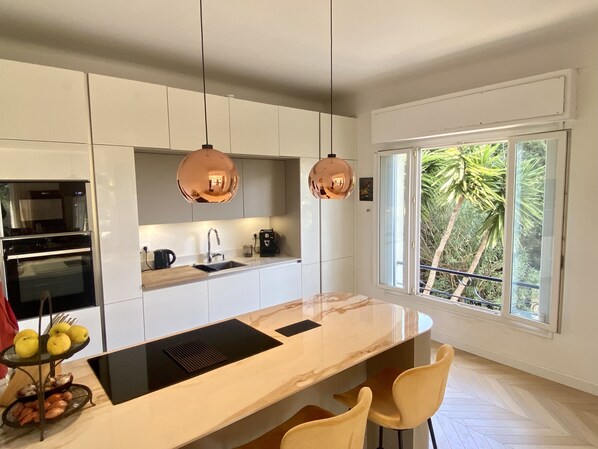 Kühlschrank, Mikrowelle, Ofen, Herdplatte