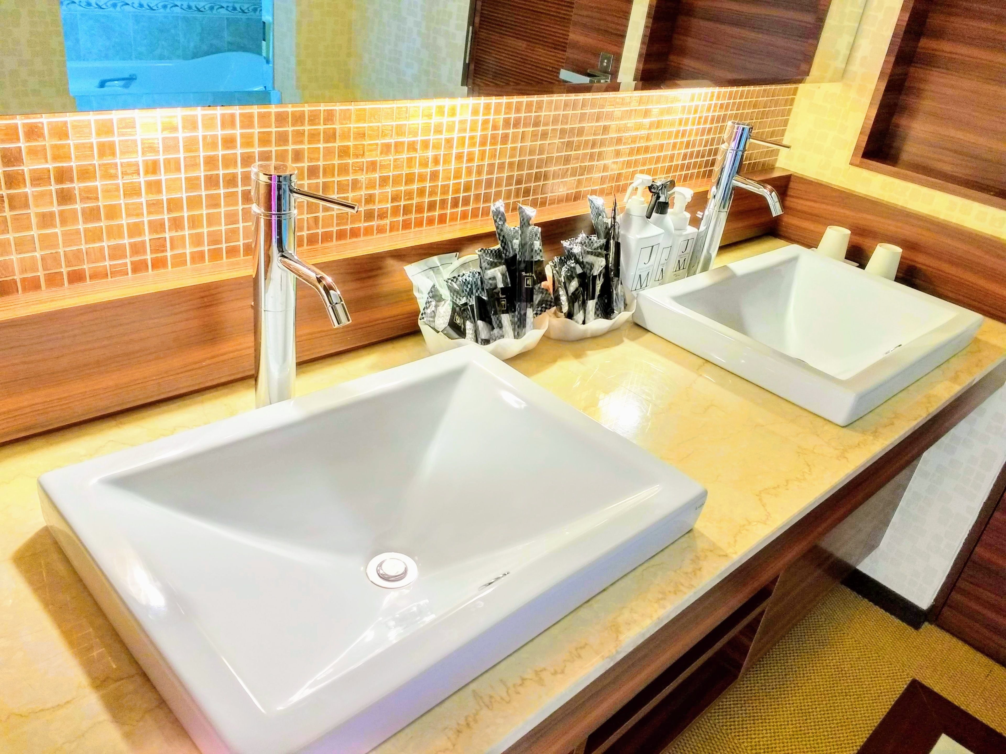 quadruple room | bathroom | separate bathtub and shower, free toiletries, hair dryer, towels