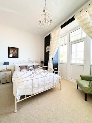 2 bedrooms, iron/ironing board, WiFi, bed sheets - PORTHMINSTER VIEW - Beautiful seaside apartment with balcony overlooking St Ives (St. Ives)