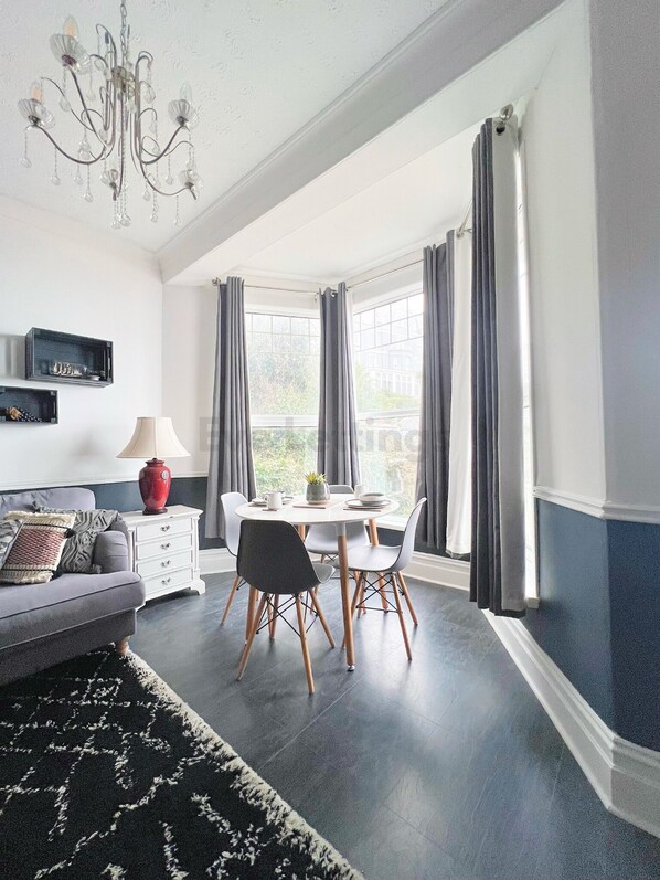 TV, books - PORTHMINSTER VIEW - Beautiful seaside apartment with balcony overlooking St Ives (St. Ives)