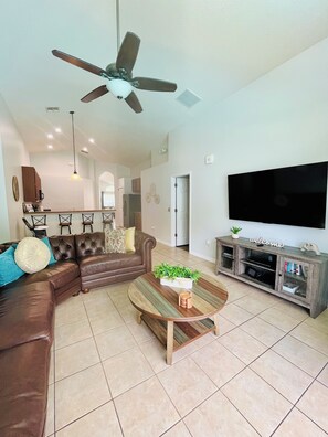 Älytelevisio, videopelejä, DVD-soitin, kirjoja