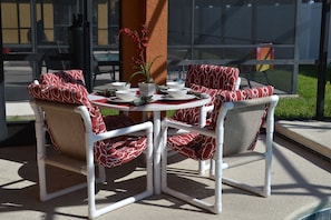 屋外ダイニングエリア