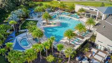 Piscina a l'aire lliure i piscina climatitzada