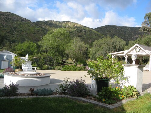 Farmhouse cottage Retreat with Mountain View’s. 