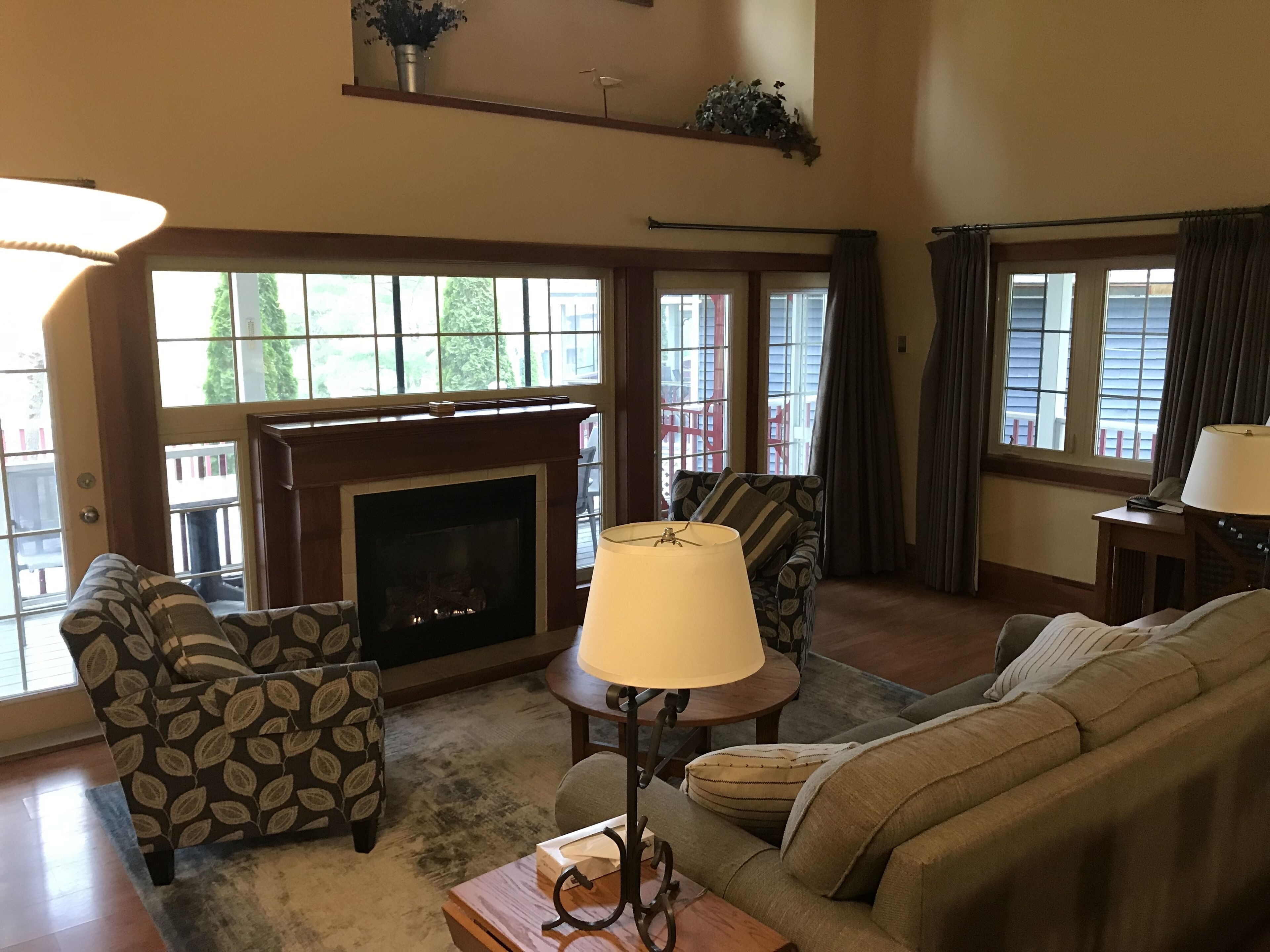 Télévision, cheminée, lecteur de DVD, baby-foot