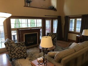 Télévision, cheminée, lecteur de DVD, baby-foot