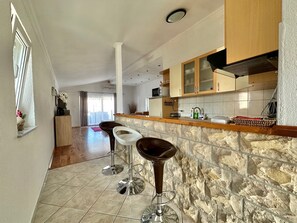 Réfrigérateur, micro-ondes, plaque de cuisson, cafetière/bouilloire