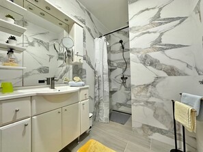 Sèche-cheveux, bidet, serviettes fournies, savon
