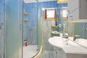 Dusche, Haartrockner, Handtücher