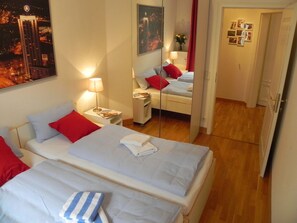 2 bedrooms, iron/ironing board, Internet, bed sheets - 3-huoneen Huoneisto "Am Roßplatz", Sis. Fi ja Jopa 8 Henkilöä Parveke. Autotalli (Leipzig)