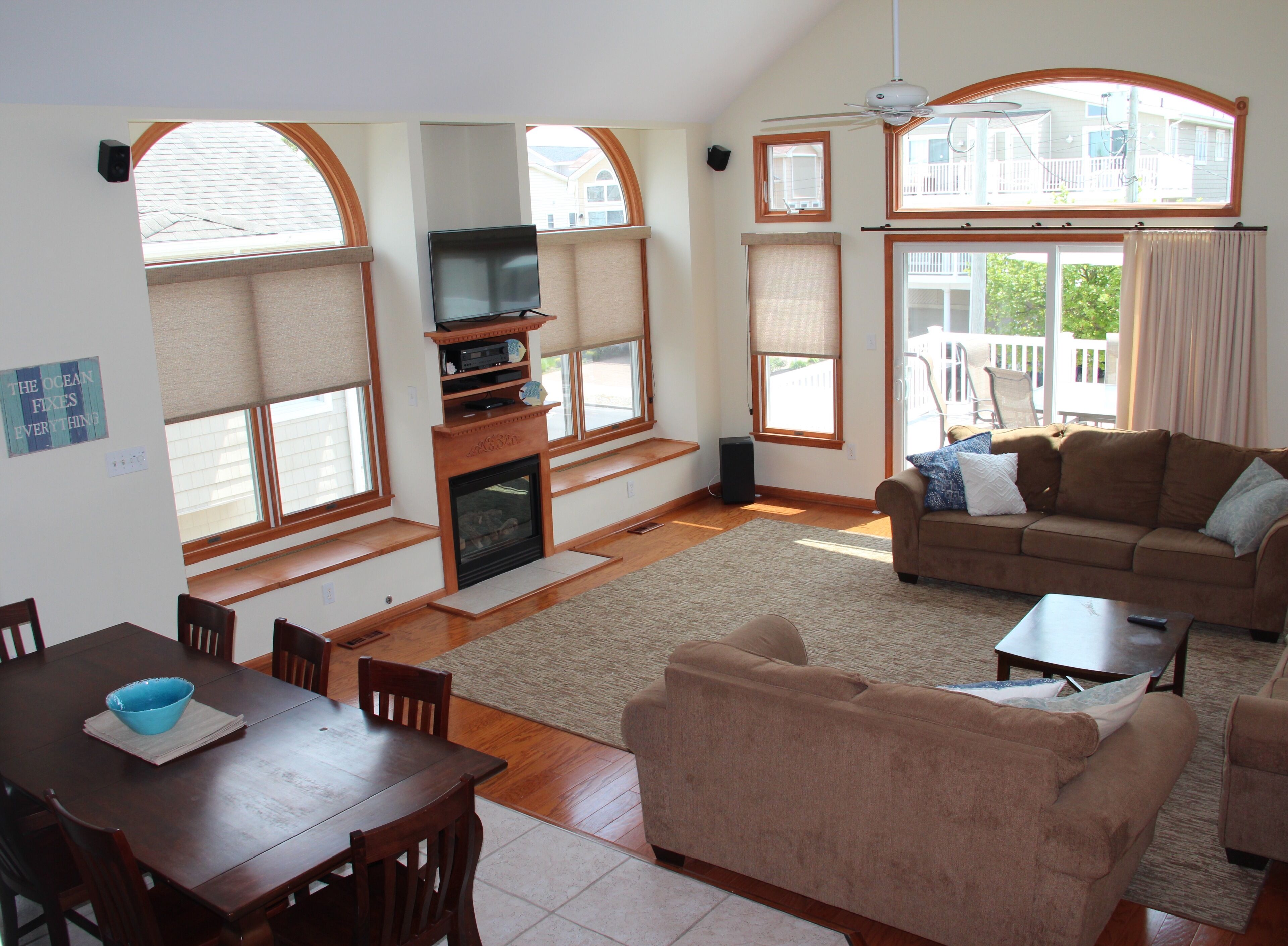 Family-friendly 5bed/4bath home in SIC walking distance to beach and shops