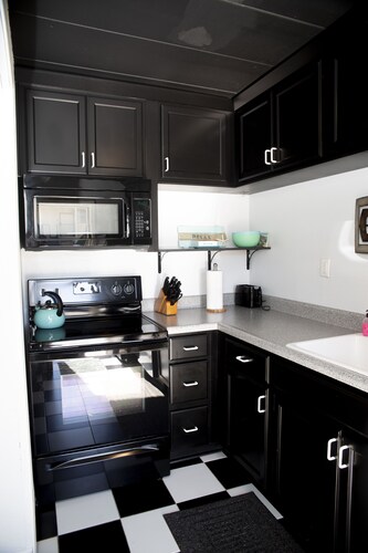 Ft Walton cozy condo w/ on-site pool. Near beaches