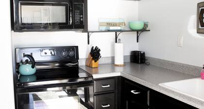 Ft Walton cozy condo w/ on-site pool. Near beaches