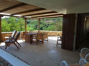 Outdoor dining - Private villa Giulia. A stone's throw from the beach. (Portobello)