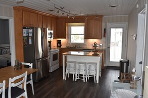 Jääkaappi, mikroaaltouuni, uuni, liesi