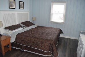 4 bedrooms, desk, iron/ironing board, WiFi
