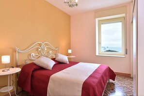 3 Schlafzimmer, Schreibtisch, Bügeleisen/Bügelbrett, Reisekinderbett