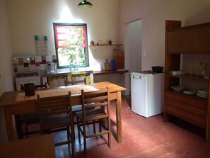 Kjøleskap, ovn, kokeplater og kaffetrakter/tekoker