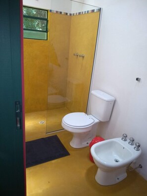 Serviettes fournies, savon, papier toilette