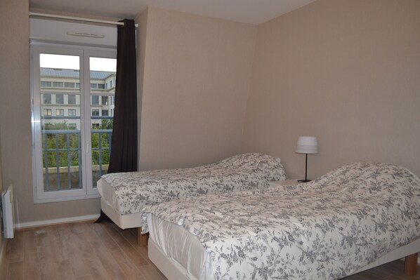 3 makuuhuonetta, silitysrauta/-lauta, vuodevaatteet, pääsy pyörätuolilla