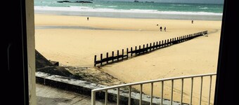 EXCEPTIONNELLE VUE MER AVEC GRANDE TERRASSE SUR LA PLAGE