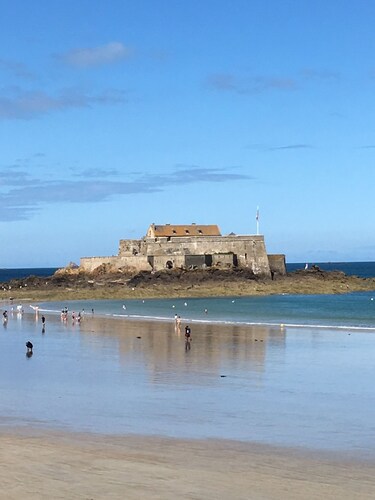 AUSGEZEICHNETER MEERBLICK MIT GROSSER TERRASSE AM STRAND