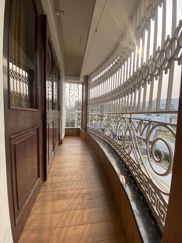 Chambre Deluxe avec lits jumeaux, vue sur la ville | Balcon