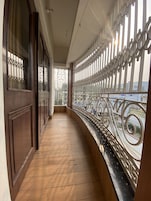 Escritorio, wifi gratis y ropa de cama 