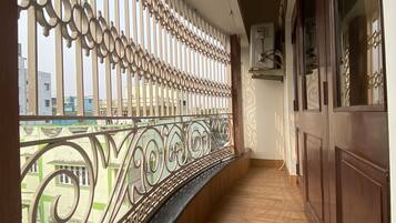 Tvåbäddsrum Deluxe - utsikt mot staden | Skrivbord, gratis wi-fi och sängkläder