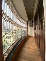 Escritorio, wifi gratis y ropa de cama 