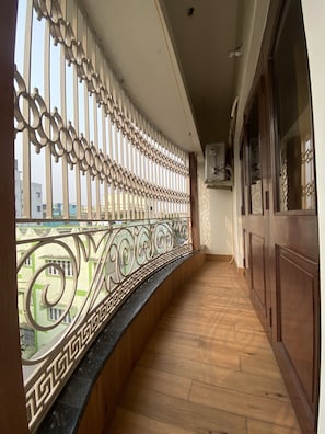 Chambre Deluxe avec lits jumeaux, vue ville | Bureau, Wi-Fi gratuit, draps fournis