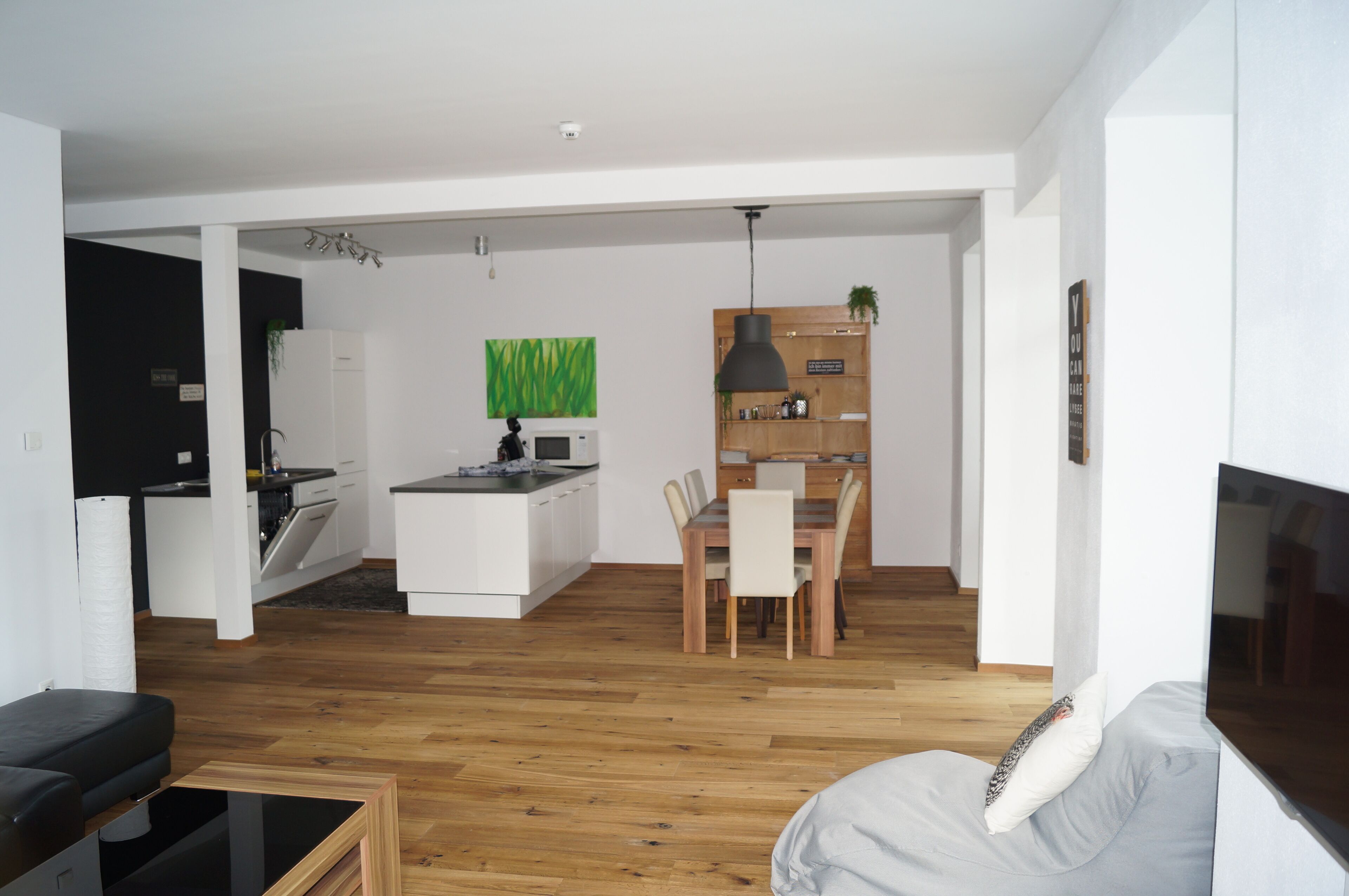 Fernseher, DVD-Player, Kinderspielzeug, Bücher