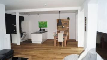Fernseher, DVD-Player, Kinderspielzeug, Bücher