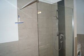 Chuveiro, secador de cabelo, bidê, toalhas de banho